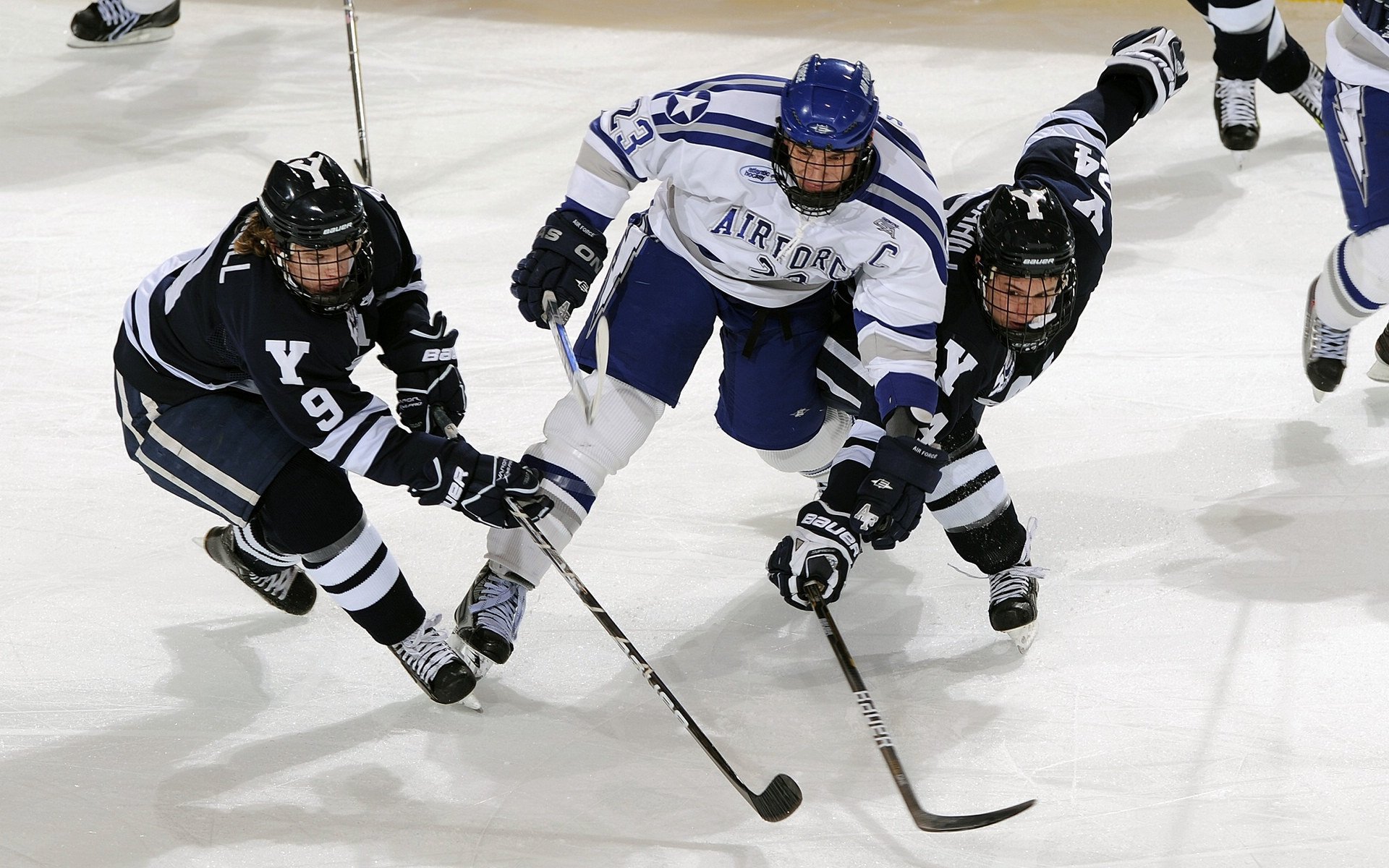 -赛场“火花”_激烈碰撞引发争议，观赛火花